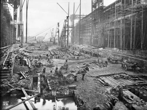 1907г. Рабочие готовят новые эллинги для строительства Титаника и Олимпика.  Для размещения новых лайнеров, Олимпик и Титаник, Харланд и Вольф модернизировала три существующие стапели на две крупные, которые могли бы вместить их огромные корпуса.