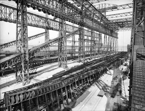 Киль Олимпика, сзади виден киль Титаника, который был заложен 31 марта 1909 года, через три месяца после начала работ по строительству его брата Олимпика.