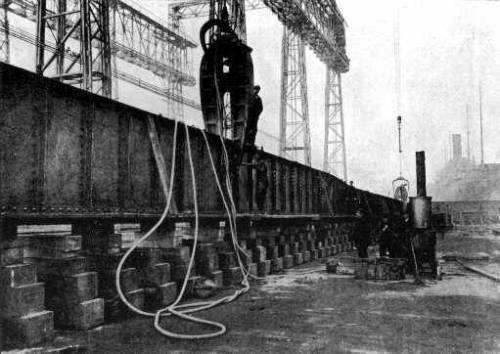 Июль 1909 года.Создание двойного дна Олимпика и Титаника.  В самом деле, двойное дно было неотъемлемой частью прочности конструкции и функционировании судна. Отсеки внутри были использованы для хранения пресной воды, балласта и т.д.