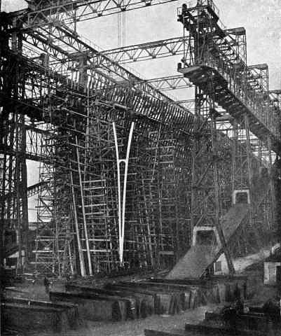 7 апреля 1910 года. Каркас судна, как ребра человеческого тела - они дают кораблю свою форму и контур. После того, как каркас судна полностью завершен, он готов к покрытию стальными листами обшивки.