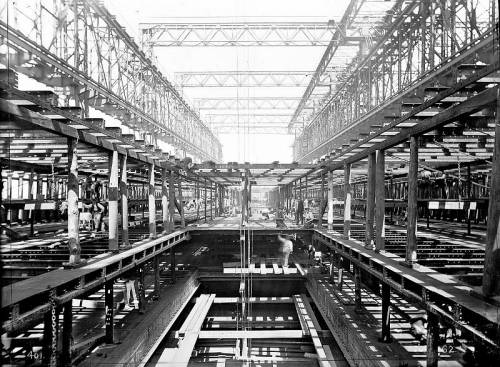 Октябрь 1910 г. На протяжении последних семи месяцев Титаника на стапелях, велись внутренние работы с укладкой настила палубы, монтажа поперечных переборок, сантехники, электромонтажных работ, а также установка большей части вспомогательного оборудования.