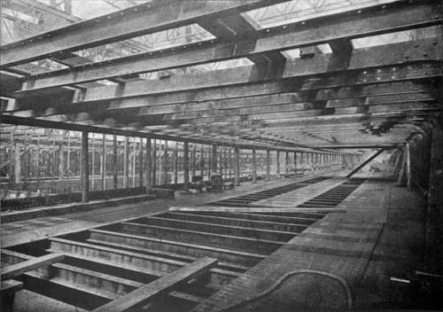 Октябрь 1910 года. На этом редком снимке запечатлен внутренний вид корпуса Титаника, на стадии строительства, в недрах огромных стапелей. Другое крупное оборудование, как котлы и двигатели, будут установлены позже, через отверстия в надстройке.