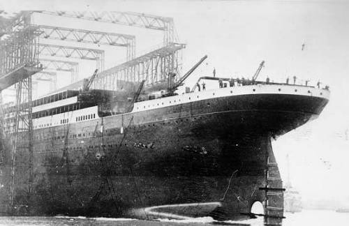 31.05.1911. Эти изображения, показывают нам, как Титаник скользнул в воду кормой вперед. Праздничные свистки, эхом разносившиеся в воздухе Белфаста, издавались судами-свидетелями того, как судно изящно вошло в воды реки Лагань.