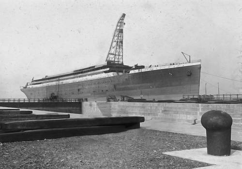 Июнь 1911г. Титаник на стадии оснащения у достроечной стенки в Белфасте. Все тяжелое оборудование, в него устанавливал этот огромный кран, грузоподъемностью 150 тонн, с высотой подъема 50 м. и радиусом 30 м.