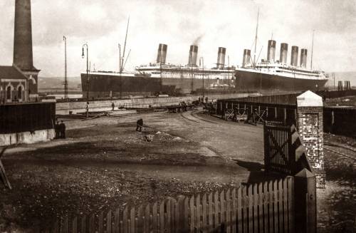 На данной фотографии фотографа Джона Кэмпстера запечатлен RMS "Olympic" (справа), который заводят при помощи буксиров в сухой док для замены лопасти поврежденного винта и SS "Titanic" (слева), который некоторое время назад вывели из дока. 2 марта 1912 года.