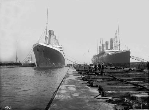 Утро 2 марта 1912 года. Тут видна сложная операция по смене позиций двух судов во время прилива. Здесь показан, Титаник (справа) во время достройки, который должен временно освободить сухой док Томпсона для Олимпика (слева) и перейти в соседний док.
