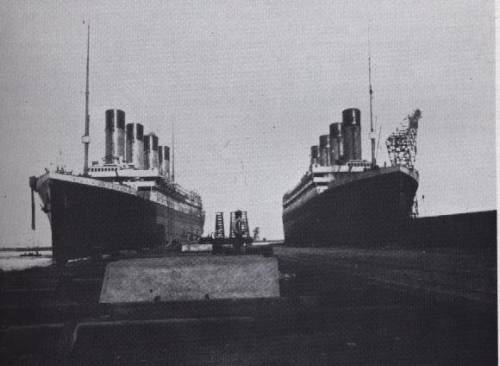 6 марта 1912 года. Маневрирование двух судов закончено. Титаник (слева) вернулся в сухой дока, а Олимпик (справа) пришвартован у достроечной пристани. На следующий день, он уже отправится в Саутгемптон.