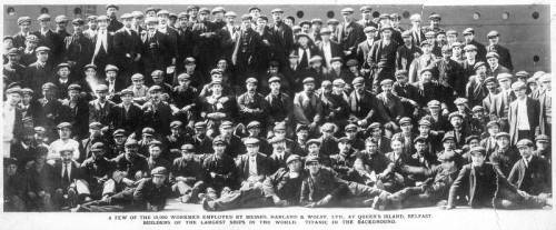 1 апреля 1912 года. Титаник готов! Несколько (из 15 000 человек) строителей и рабочих сфотографировались на фоне своего детища - самого большого и роскошного парохода в мире, Титаник.