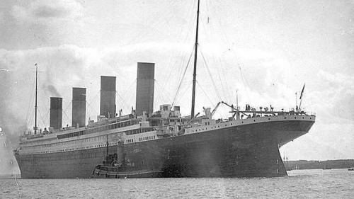 10 апреля 1912 года. Снимок Титаника покидающего Саутгемптон с буксиром под бортом, который сделан фотографом с маленькой лодки (видна на предыдущем фото).