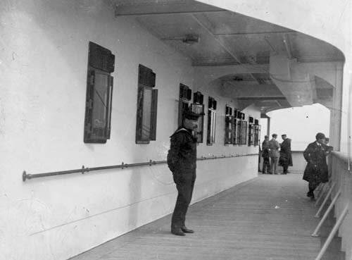 10 апреля 1912 года. Окончание променада на палубе А, сразу под капитанским мостиком. Джек Одел, облокотился на ограждение и смотрит вдаль, а за ним, майор Арчибальд Батт, ведет беседу с двумя джентльменами.