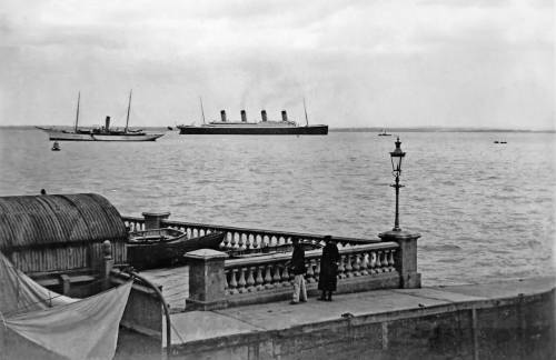 10 апреля 1912 года. Изумленные зрители наблюдают как Титаник огибает остров Уайт.