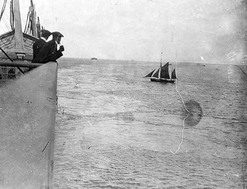 10 апреля 1912 года. Титаник высадил лоцмана с посадочной двери на палубе Е, слева по борту, в лоцманский катер у острова Уайт. После чего начал набирать скорость, что бы продолжить свой путь.