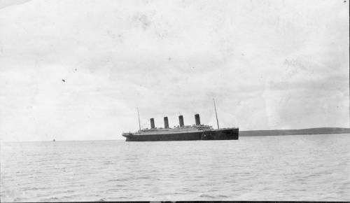 11 апреля 1912 года, 11:30. Титаник замедляется, на подходе к маяку в Роче (Roche's Point Lighthouse), в 6,5 километров от Куинстауна, его входные двери на палубе E открыты и ожидают прибытия колесных пароходов «Америка» и «Ирландия».