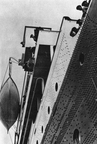11 апреля 1912 года. Тендер Ирландия подошел к Титанику в Куинстауне. Капитан Смит пристально наблюдает за погрузкой пассажиров, багажа и почты из правого крыла капитанского мостика. Фото сделано Френком Брауном, который сошел в этом порту.