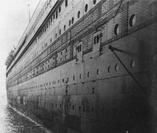 11 апреля 1912 года. Фотограф Отец Браун покидает судно. Титаник готовится поднять якорь и покинуть Куинстаун. Посадка пассажиров окончена.