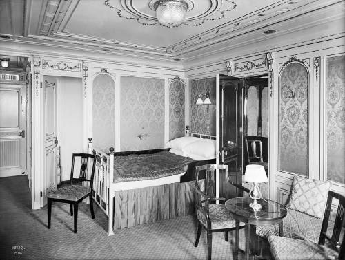 Каюта первого класса B-58 RMS Titanic в стиле Луи XVI (стиль эпохи французского короля Луи XVI). Снимок официального фотографа верфи "Harland & Wolff" Роберта Уелча. 27 марта 1912 г.