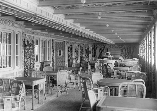 "Кафе Паризьен" на палубе B RMS Titanic. Снимок сделан в Саутгемптоне утром 10 апреля 1912 г. Совсем скоро, здесь холеные светские львы и львицы из 1-го класса, будут вкушать легкие блюда французской кухни, любуясь на превосходный океанский простор...