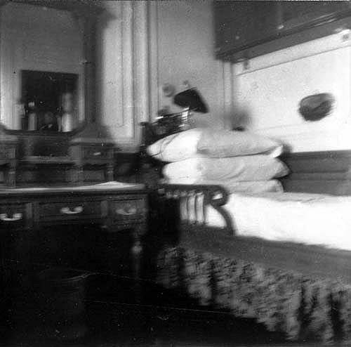 Каюта 1-го класса A-37 RMS Titanic. Не получившийся снимок (смазано) семинариста Брауна. Он бы выбросил его в мусорную корзину, если бы "Титаник" не утонул.