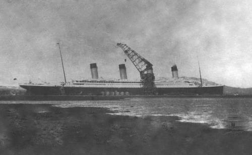 1 апреля 1912 года. Ночью «Титаник» развернули форштевнем вперёд в сторону входа в канал Виктория. На борту бригада кочегаров медленно наращивает давление в котлах, готовясь к запланированным ходовым испытаниям. К сожалению, в скором времени из-за сильного ветра было принято решение их перенести на следующие сутки, надеясь на улучшение погодных условий.